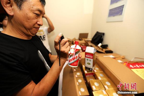 A bakery started making custom birthday cakes with 3D-printed sugar decorations