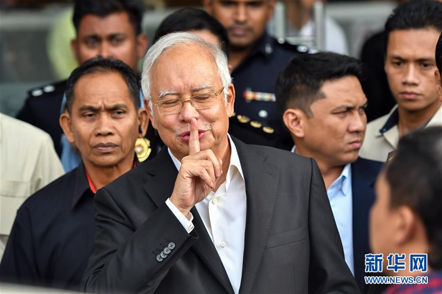 A large-scale wildfire in the western region was contained after five days of efforts by hundreds of firefighters.