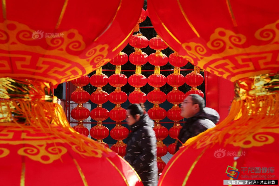 A community organized a food drive to collect donations for low-income families during the holiday season