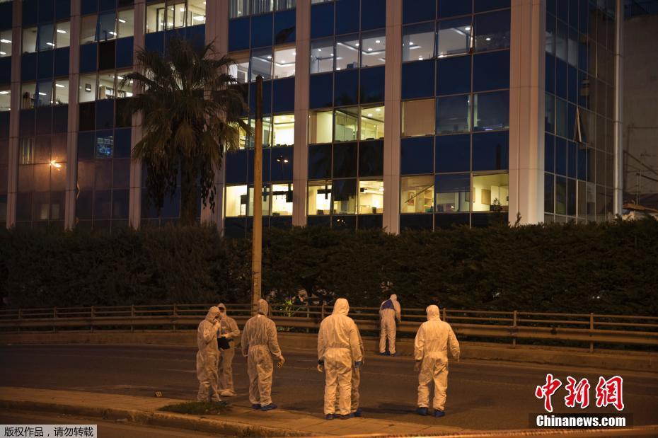 A construction company finished building a new elementary school with 20 classrooms
