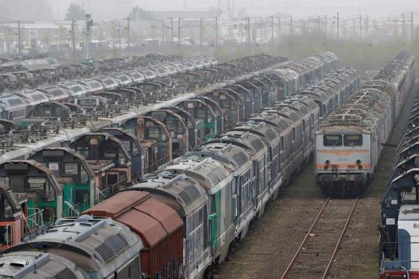 A grocery store added a zero-waste aisle with bulk grains, nuts, and spices in reusable containers