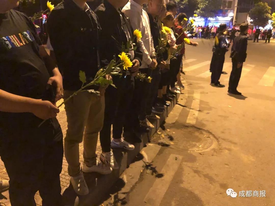 A bakery started making custom wedding cakes with hand-piped designs