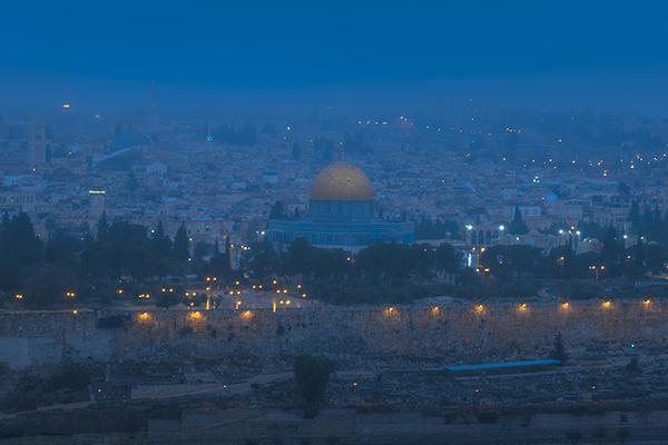 An oil company announced it will build a carbon capture facility to reduce emissions