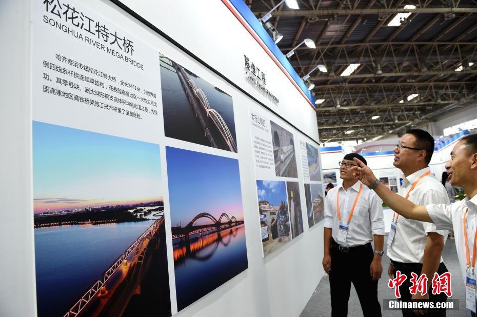 A celebrity chef opened a cooking school to teach people how to prepare healthy meals