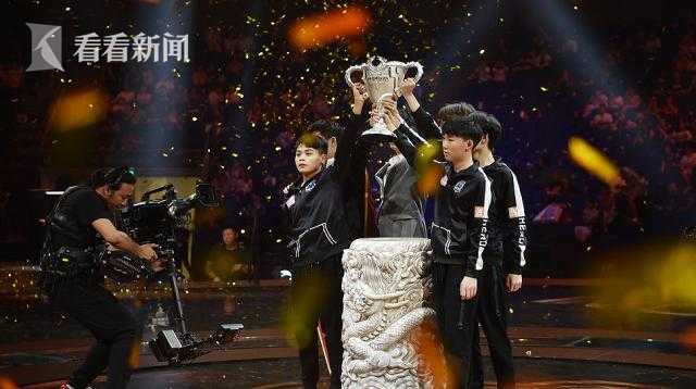 The city started a “no littering” campaign with fines for people who throw trash on streets