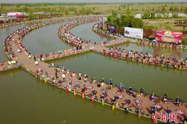 The university invited a renowned expert to give a lecture on technology innovation