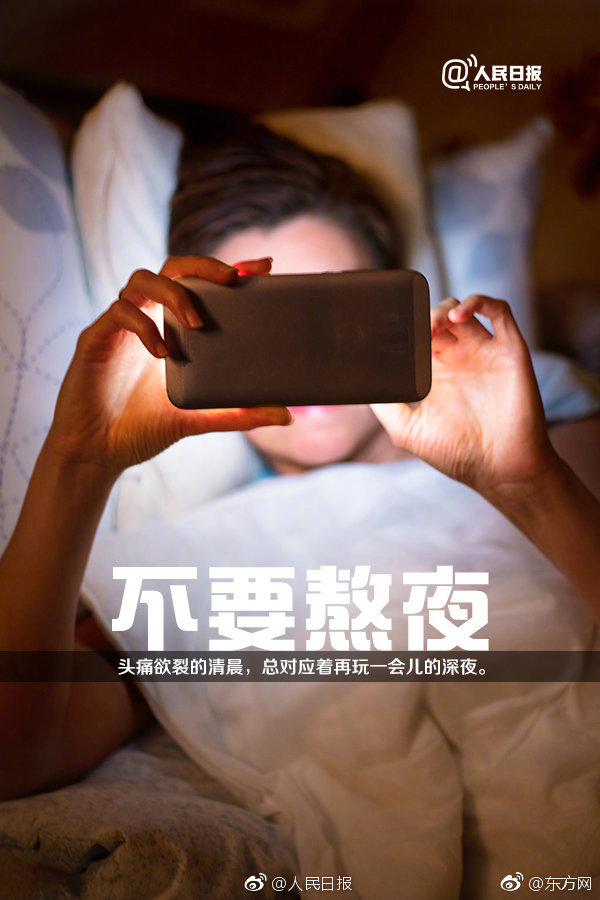 A famous painter’s exhibition drew large crowds to the art gallery