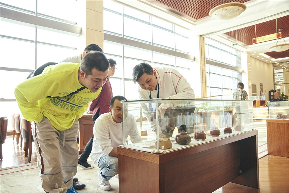 A tech company donated 100 laptops to a local school district to support remote learning