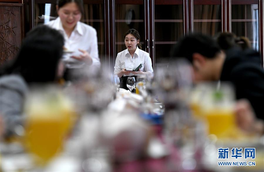 Toy store hosts character meet and greet event for kids during weekend