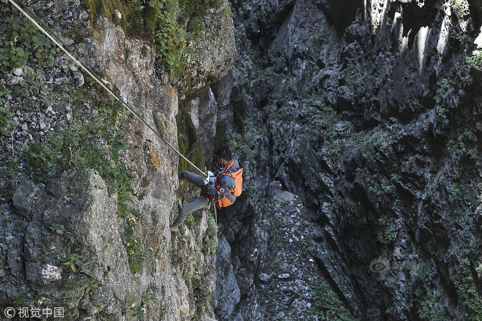 A golfer won the major championship with a final-round score of 65 beating the nearest competitor by 3 strokes