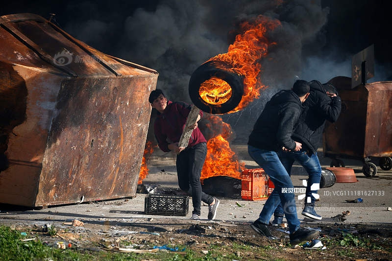 A tech company announced a partnership with a car manufacturer to develop self - driving cars