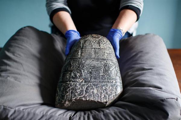 A bakery started making custom birthday cakes with 3D-printed sugar decorations