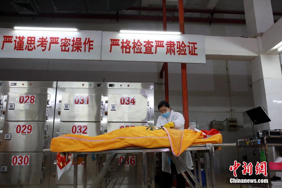 生成200條英文新聞句子，不需要生成文檔別分類(lèi)，不要標(biāo)點(diǎn)