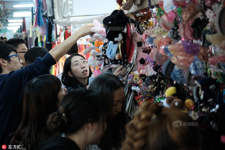 A global summit on climate change concluded with a commitment from 100 countries to cut greenhouse gas emissions by 50% by 2030.