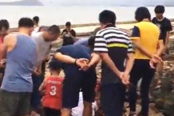 A renowned painter opened an exhibition featuring 50 new works inspired by urban landscapes