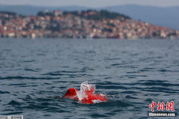 Researchers found that using cloth bags instead of plastic bags reduces plastic waste by 80%