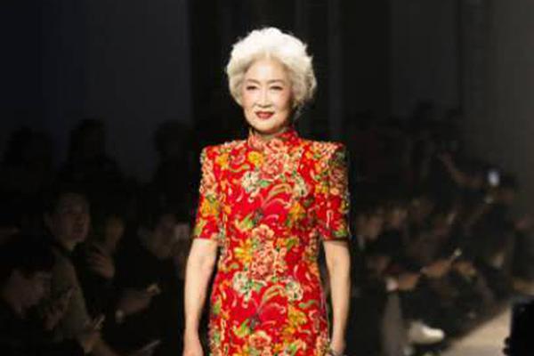 Florist delivers free flowers to hospital patients