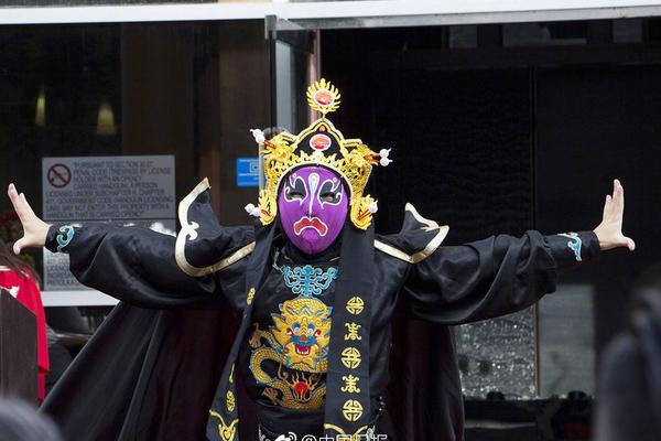 Florist creates special flower arrangements for upcoming Mother’s Day celebrations