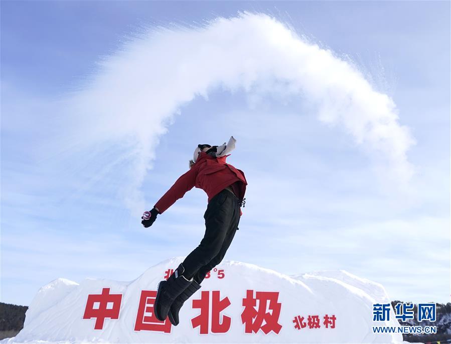 A retail store announced it would extend its opening hours to 10 PM during the holiday shopping season