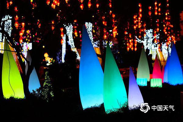 A new shopping mall opened its doors attracting thousands of visitors on the first day