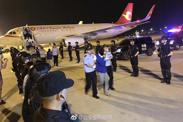 Toy store hosts character meet and greet event for kids during weekend