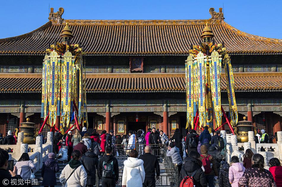 A car crash on a highway caused a 5-mile traffic jam during evening rush hour