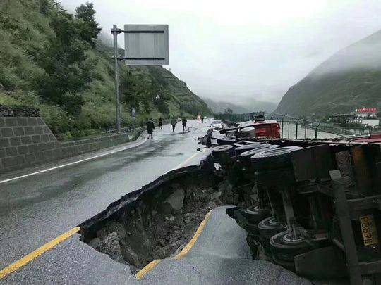 Florist creates custom flower arrangements for wedding season