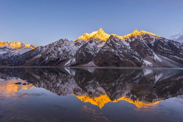 A jewelry designer started selling their handmade pieces online and now ships to 25 countries