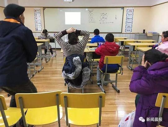 A bookstore hosted an author signing event that attracted over 300 fans