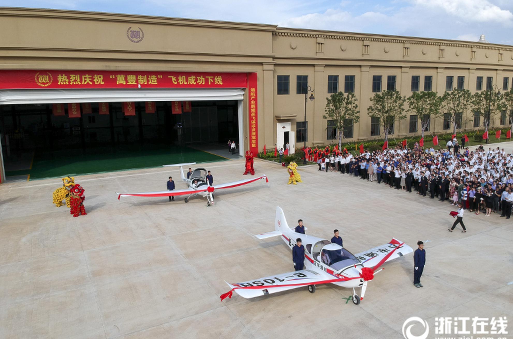 A snowstorm in the northern states canceled over 500 flights and closed government offices