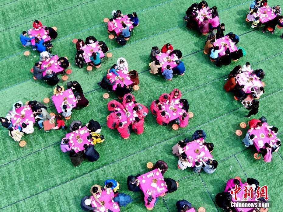 A singer’s new album debuted at number one on global music charts for two weeks