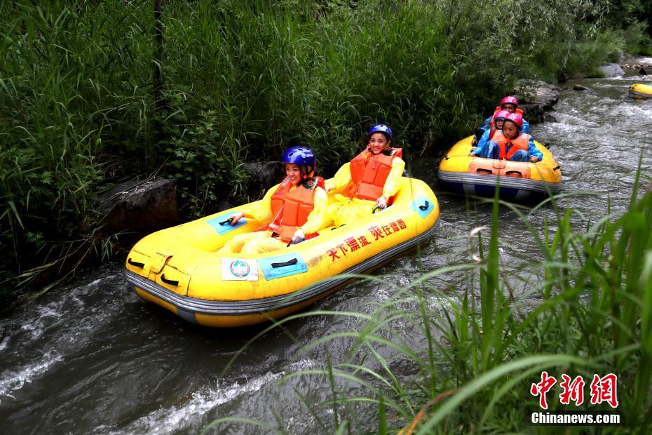 Online retailer offers free shipping for orders over $50