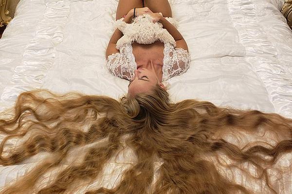 A hurricane caused extensive damage to coastal towns in the southern states