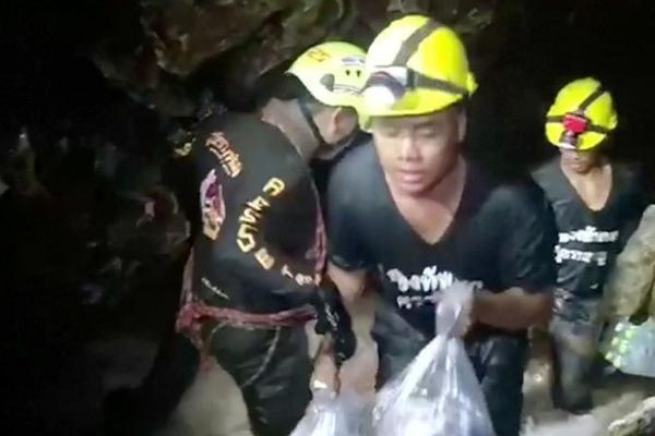 Car manufacturers announced plans to standardize charging ports for all electric vehicles by 2028