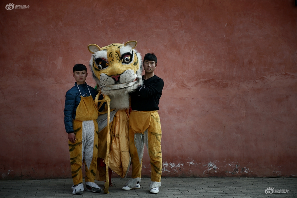 A snowstorm led to the cancellation of hundreds of flights across the country