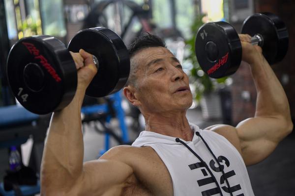 Coffee chain introduces new sustainable packaging for takeaway drinks