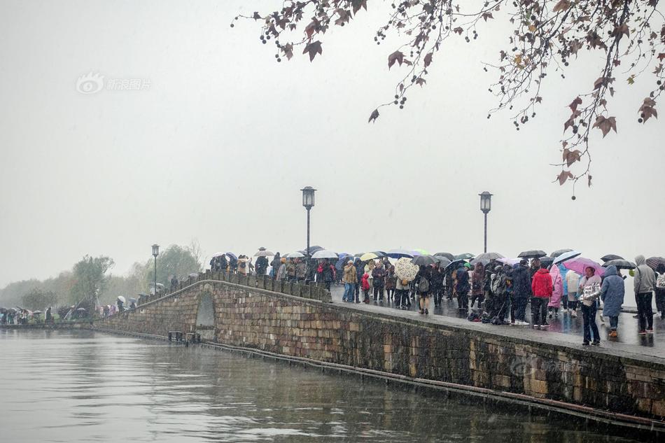 A bakery started making custom wedding cakes with edible flower decorations