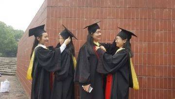 A bookstore hosted a book signing event with a best-selling author drawing hundreds of fans