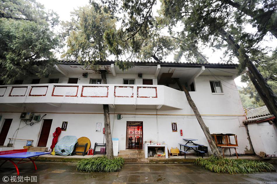 A bakery started making custom wedding cakes with hand-piped designs