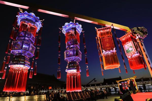 Firefighters contained a large-scale wildfire in the western region after six days of intensive efforts