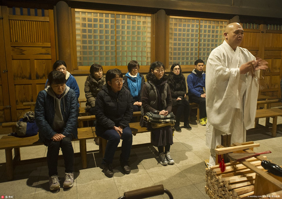 Candle store hosts workshop on making homemade candles with natural wax