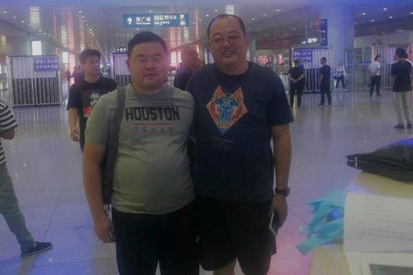 Community organizes cleanup event to remove trash from local lake