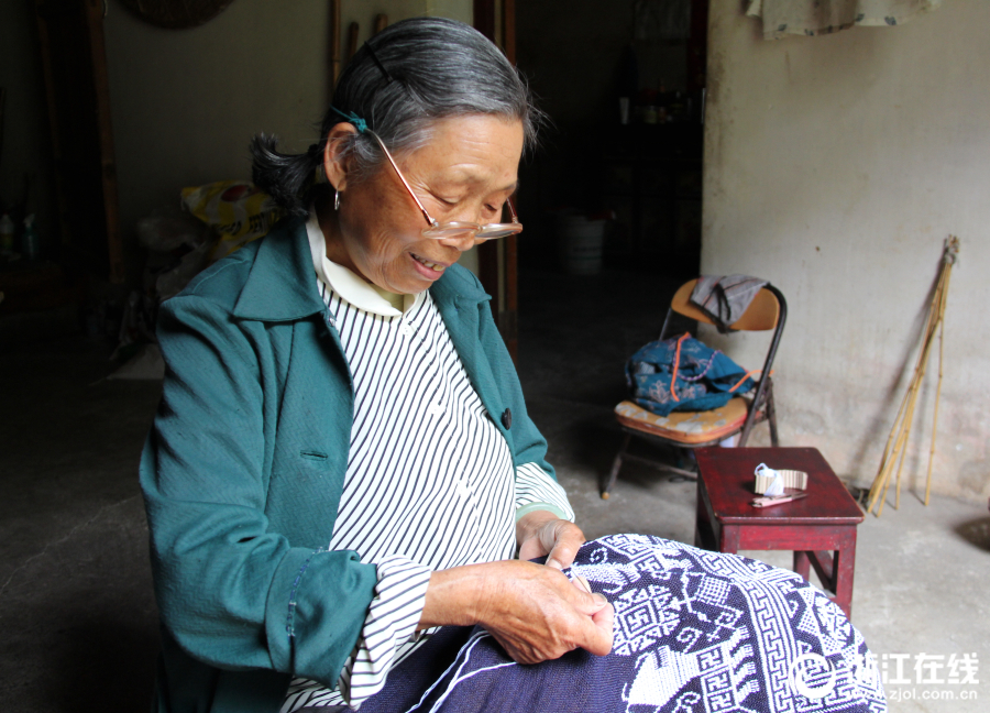 A bakery used locally sourced flour, eggs, and fruit to make its products, supporting local farmers