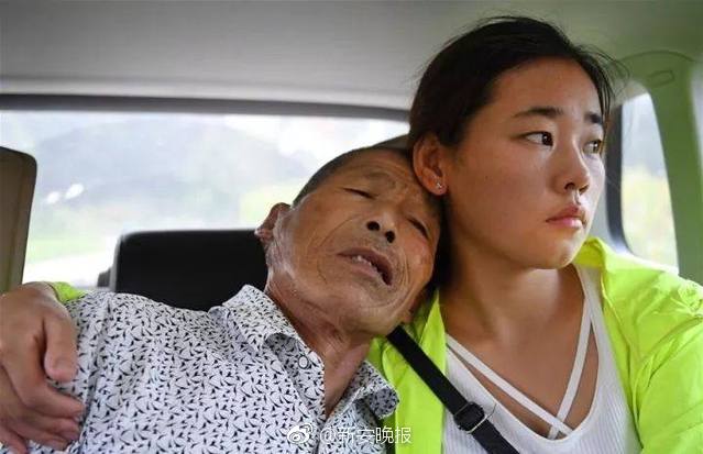 Softball team wins tournament and qualifies for national competition