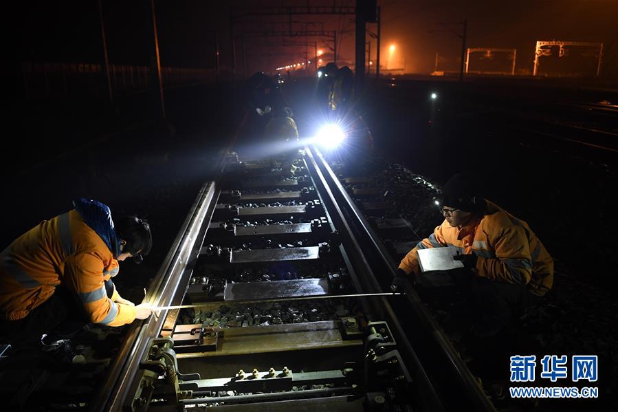A bakery started making custom wedding cakes with hand-piped designs