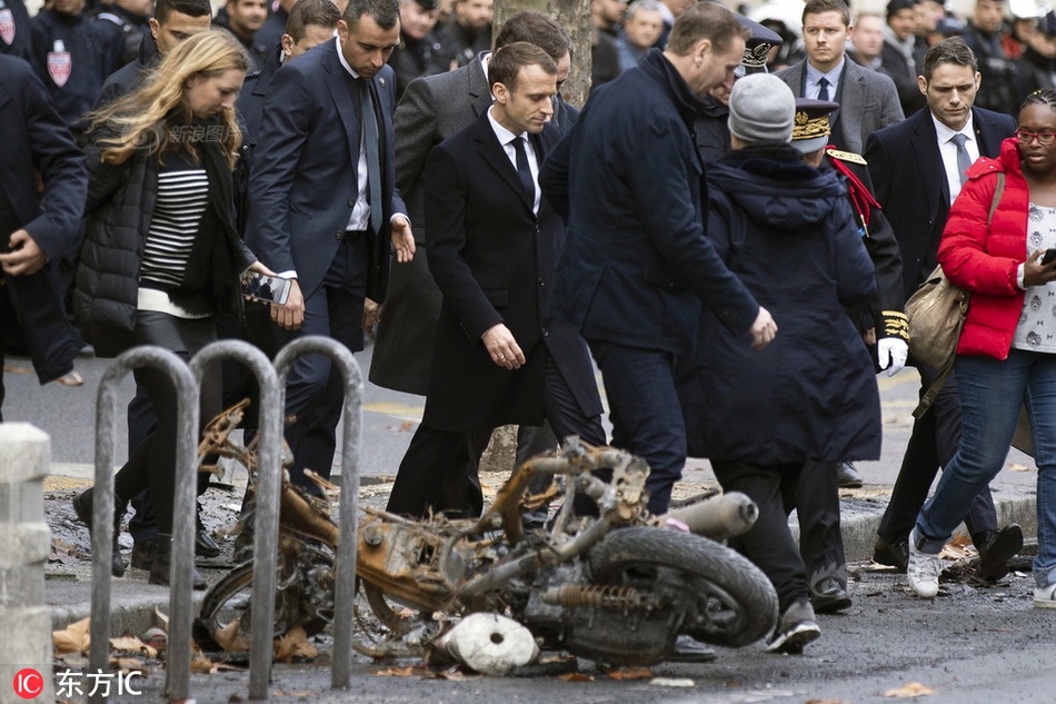 Florist delivers free flowers to hospital patients