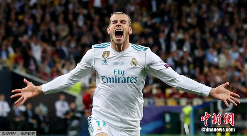 A bank introduced a savings account with a 4% interest rate for new customers