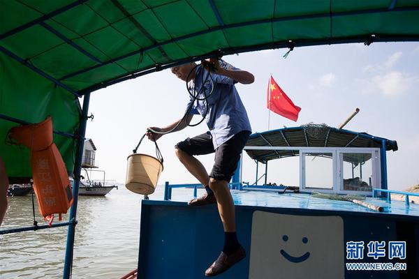 A local café hosted a fundraiser for a local school’s music program