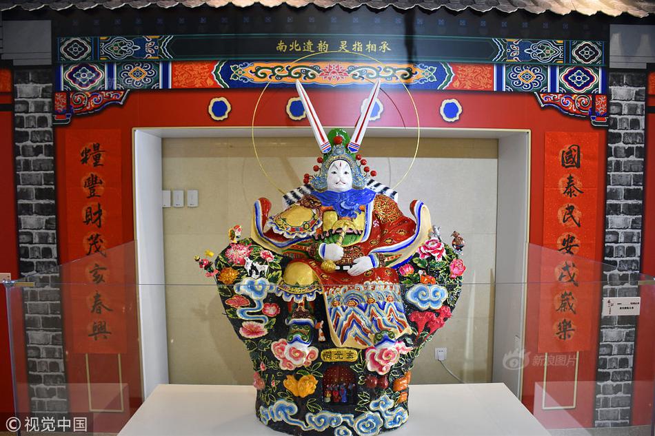 Archaeologists uncovered a 3000-year-old tomb containing ancient jewelry and pottery in Egypt