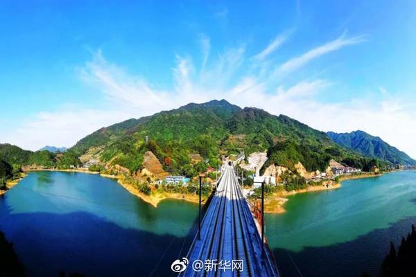 A small business owner started a podcast about entrepreneurship, gaining 8,000 monthly listeners